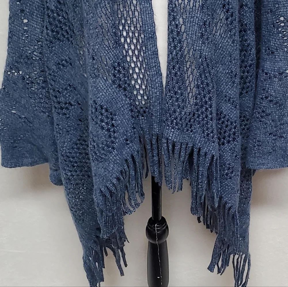 90s Vintage Dusty Blue Lightweight Soft Open Weave Curlicue Fringe Poncho OSFA - Picture 7 of 14